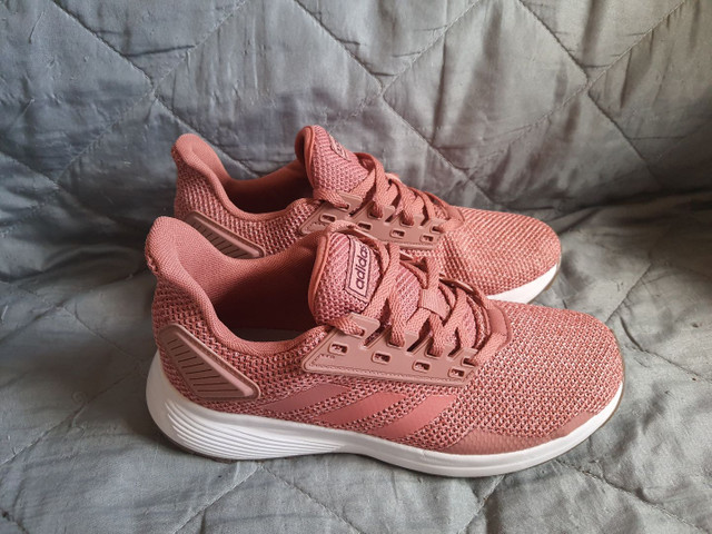 tenis adidas ou nike