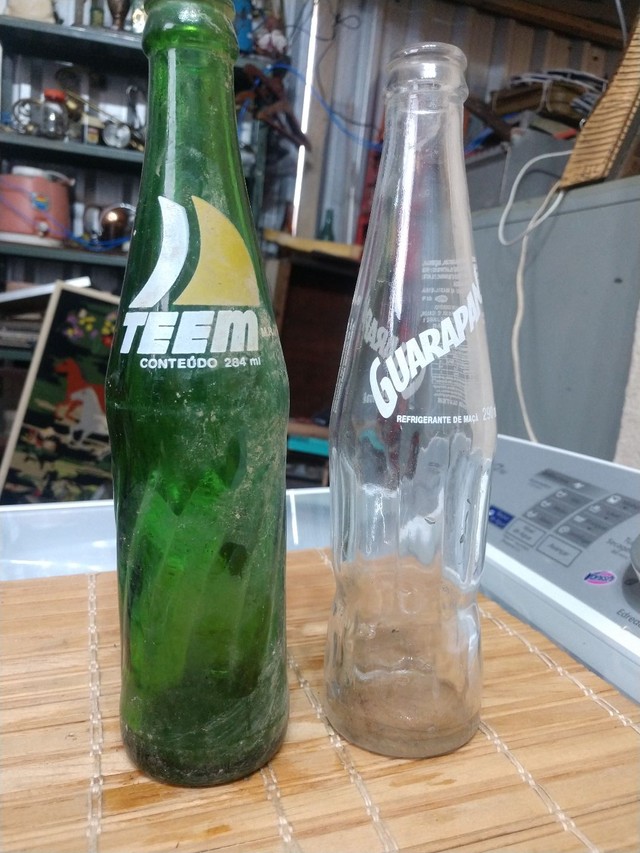 Duas garrafas antigas refrigerantes  - Foto 2