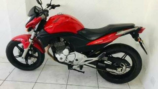 Vendo uma moto CB 300 2011 quitada