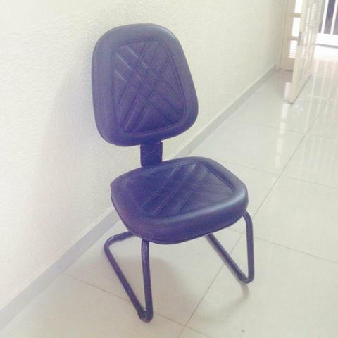Vendo Cadeira Preta em courino - Foto 2