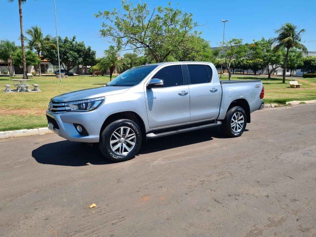 TOYOTA HILUX SW4 7 LUGARES 4X4 AUT. ANO 2017