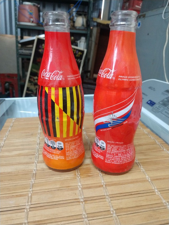 Duas garrafas antigas no estado 