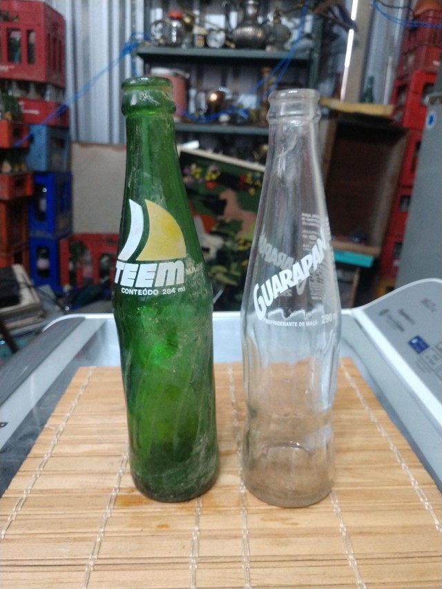 Duas garrafas antigas refrigerantes 