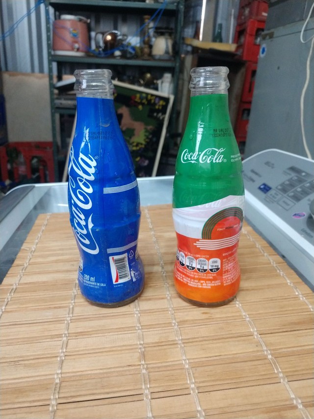 Duas garrafas refrigerante antigas 