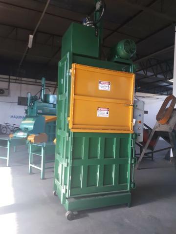 Enfardadeira Hidráulica Vertical para Resíduos