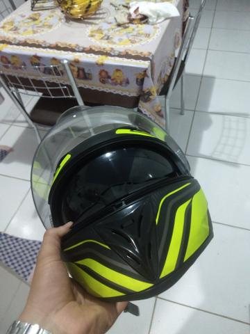 Capacete com óculos