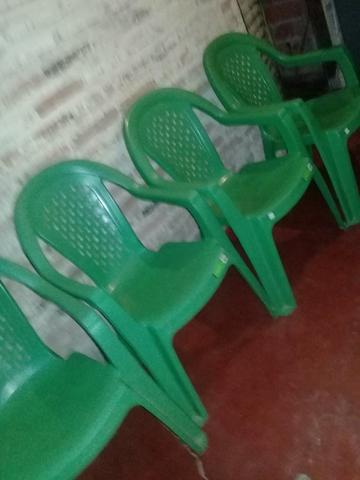 Vendo conjunto de cadeira de plástico seminovo - Foto 2