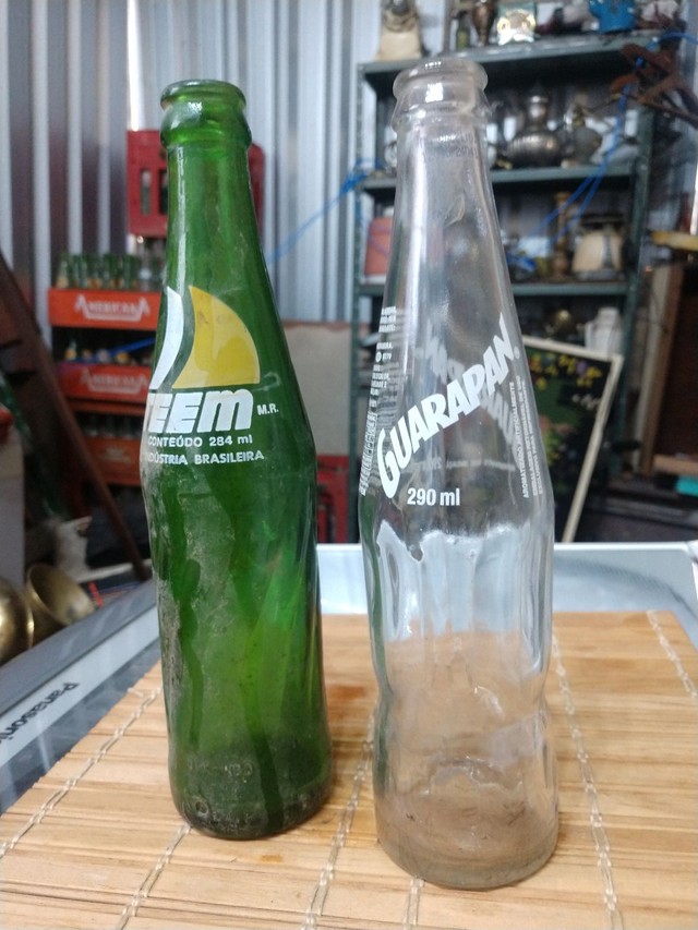 Duas garrafas antigas refrigerantes  - Foto 5