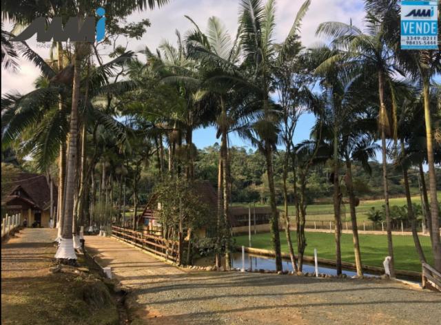Sitio em piçarras, campo de futebol, galpão, casa, piscina