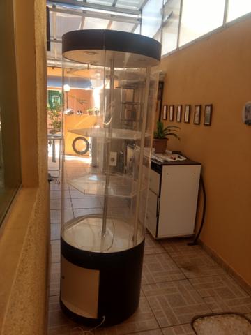 Expositor giratório cilíndrico