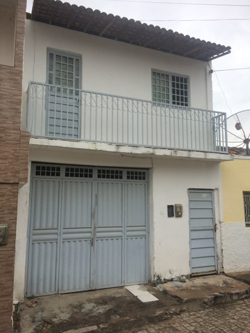Casa e garagem em baixo