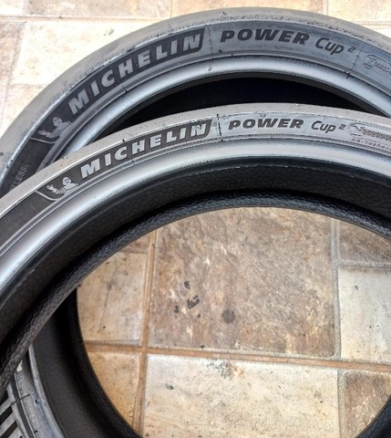 Par de pneus Michelin Power Cup2 200/55-17 e 120/70-17 - Foto 2