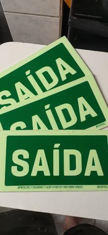 3 placas de saida de emergência
