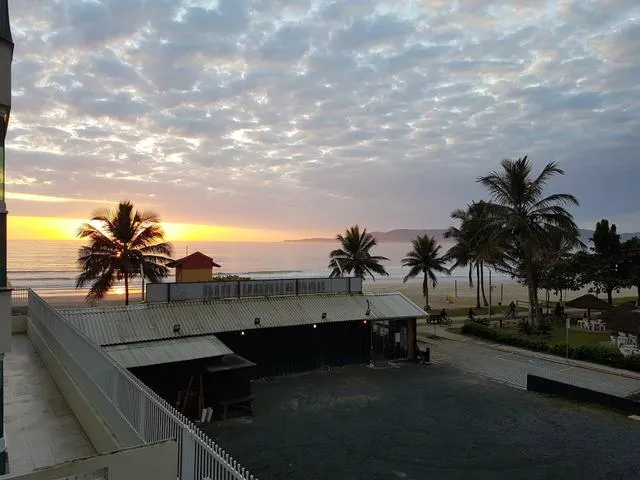 QUADRA MAR. Pé na areia. 2 quartos. Meia Praia, Itapema