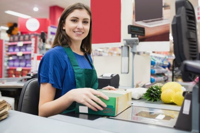 Repositor de Mercadoria e Operadora de Caiaxa para Supermercados