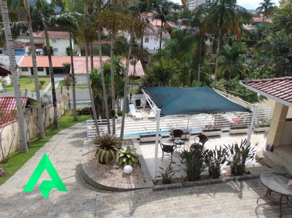 Lindíssima casa com piscina, no Bairro da Velha!!