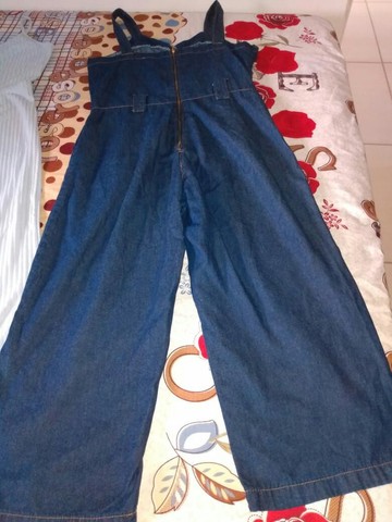 Macacão jeans estilo Pontalona.