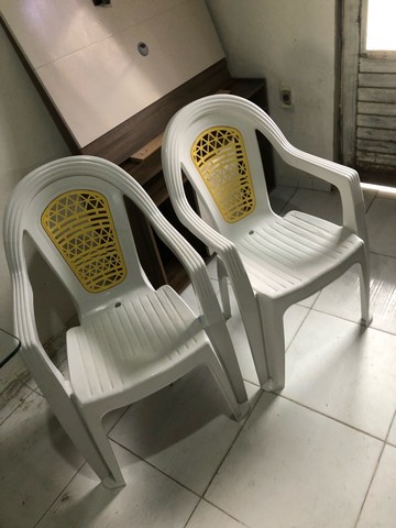 2 cadeiras plásticas