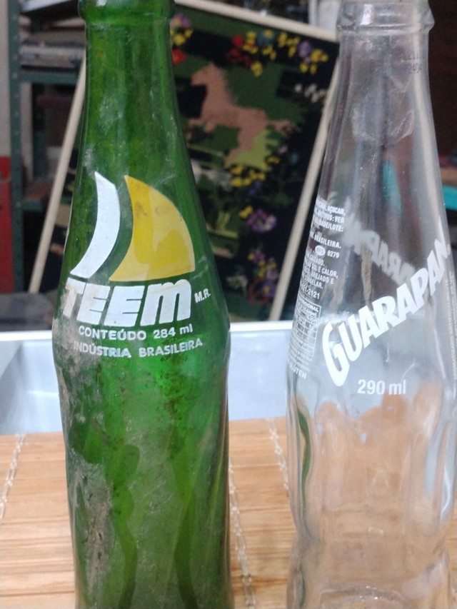 Duas garrafas antigas refrigerantes  - Foto 6