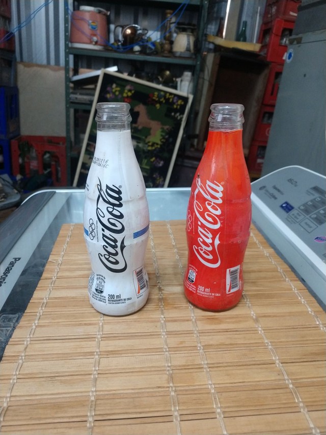 Duas garrafas antigas colecionadores  - Foto 2