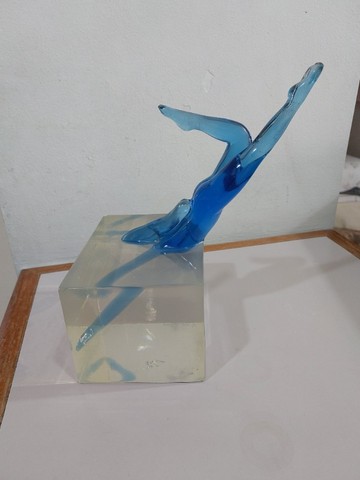 Escultura feminina premiada em acrílico:  "A Mergulhadora"