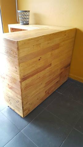 Balcão em L feito com pallet