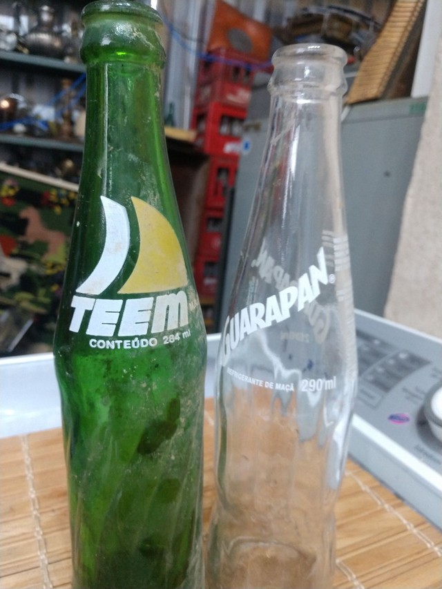Duas garrafas antigas refrigerantes  - Foto 4