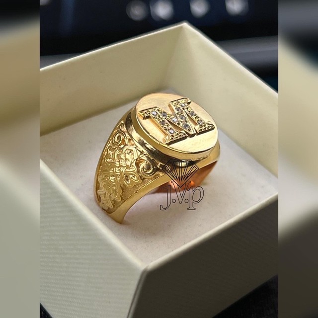 Anel com letras e pedras 