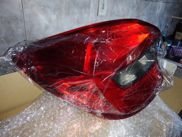 Lanterna traseira lado esquerdo ford ka hatch 2015