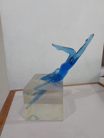 Escultura feminina premiada em acrílico:  "A Mergulhadora" - Foto 5