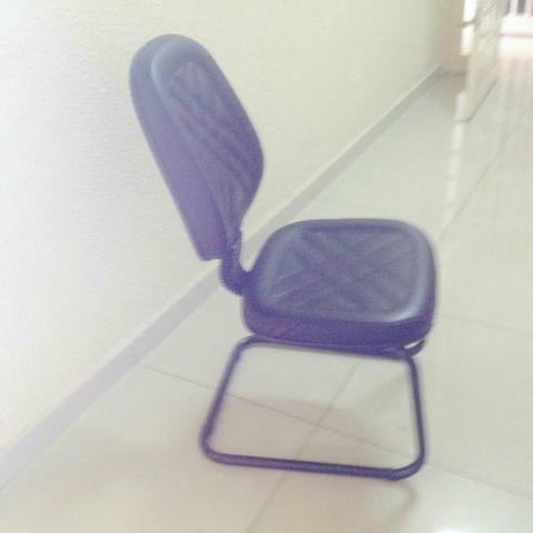 Vendo Cadeira Preta em courino