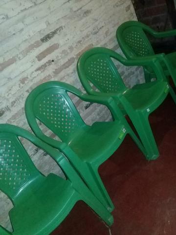 Vendo conjunto de cadeira de plástico seminovo