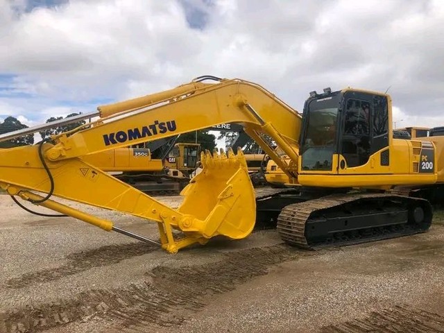 Escavadeira Komatsu PC200 2015