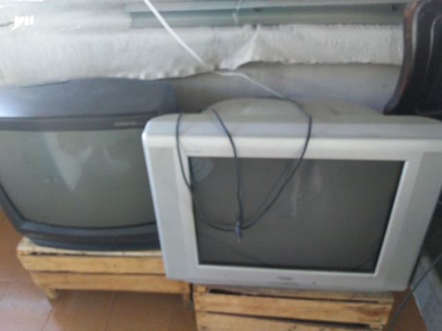 Vendo essa 3 tvs antigas 