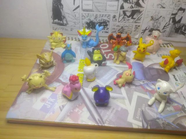 Lote com Seis Brinquedos Pokemon