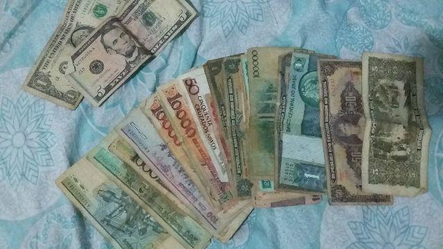 Notas antigas e dólares