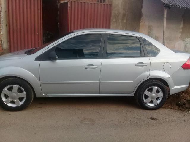 Vendo fiesta sedã completo. ano 2009