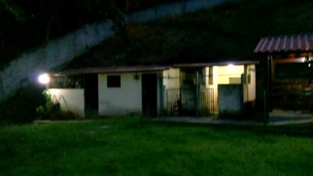 Vende-se Granja no Guarajamirim com 2400m² com 2 quartos, açudes, área gourmet.