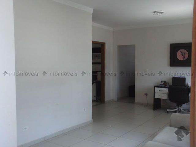 Excelente casa - 01 suite 02 quartos - completa com armários - Foto 2