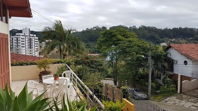 Quarto em bela casa a apenas 700m da UFSC