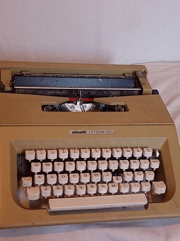 MÁQUINA DE ESCREVER OLIVETTI 