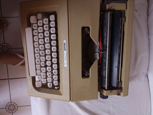 MÁQUINA DE ESCREVER OLIVETTI 