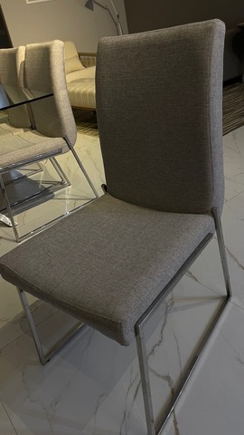 Linda mesa Tok Stok com tampo de vidro 6 lugares  - Foto 3