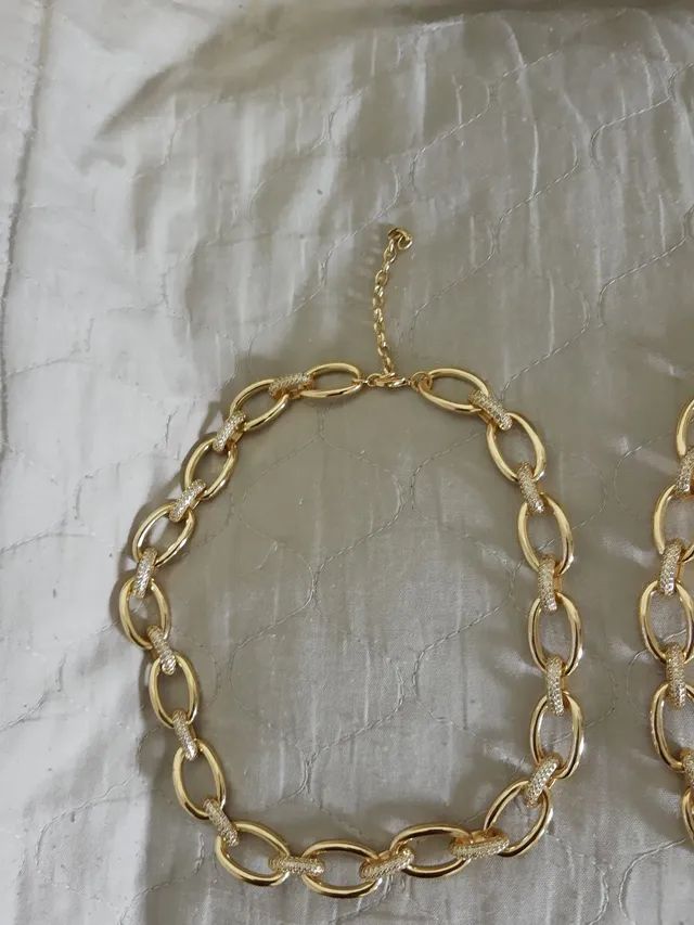 Colar choker cravejado com zircônias