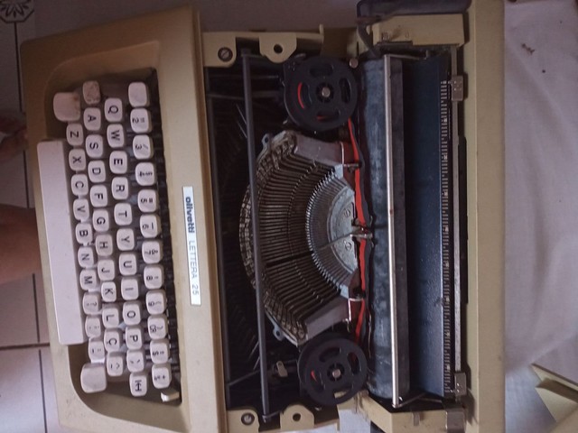 MÁQUINA DE ESCREVER OLIVETTI 