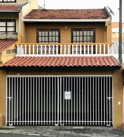 Sobrado: 3 quartos, ampla sacada e garagem coberta para 2 carros
