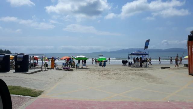Apto em Itapema de 2 quartos com ar, 30 m do mar. garagem. 300 a diaria - Foto 17