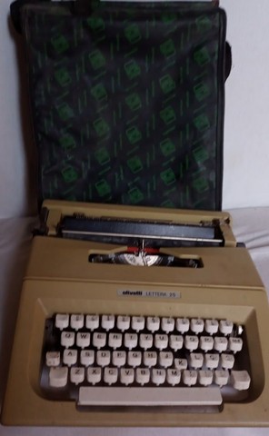 MÁQUINA DE ESCREVER OLIVETTI 