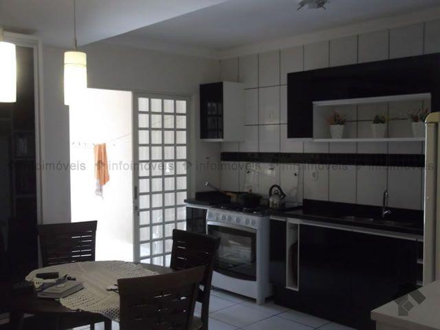 Excelente casa - 01 suite 02 quartos - completa com armários - Foto 11