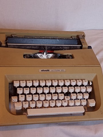 MÁQUINA DE ESCREVER OLIVETTI 